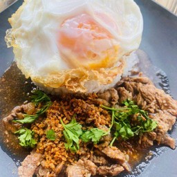 ข้าวเนื้อกระเทียม