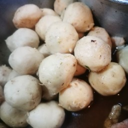 ลูกชิ้นหมู 4 ลูก 10 บาท