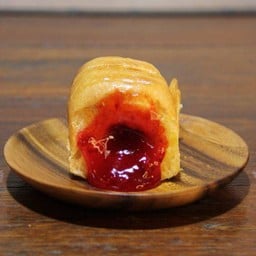 ขนมปังไส้ทะลัก แยมสตรอเบอร์รี่