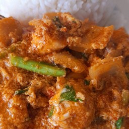 ผัดผงกระหรี่ไก่ราดข้าว