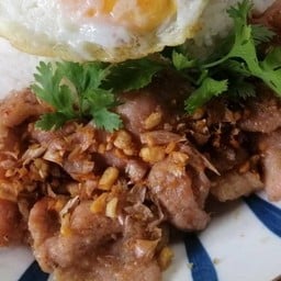 หมูทอดกระเทียมราดข้าว