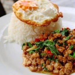 กะเพรา ไข่ดาวจิ๋ว🍳By เฮียมายด์