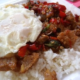 กะเพาหมูกรอบพิเศษเน้นหมูกรอบ+ไข่ดาวราดข้าว