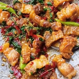 สามชั้นทอดผัดกะเพราราดข้าว