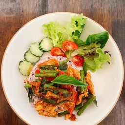 ผัดพริกแกงราดข้าว Stir-fried Thigh with Red Curry