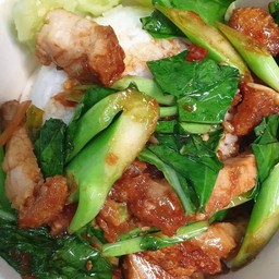 คะน้าหมูกรอบ ราดข้าว