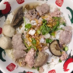 ข้าวต้มแห้งหมู ทรงเครื่อง