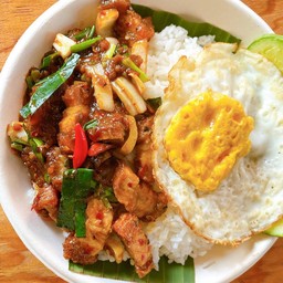 ข้าวพริกเผาหมูกรอบ