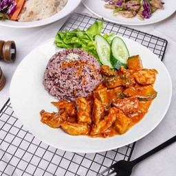 ข้าวสเต็กหมูผัดพริกแกง 390 kcal