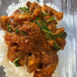 ข้าว ผัดพริกเเกง หมูกรอบ