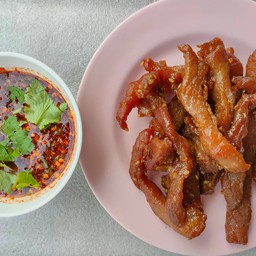 หมูแดดเดียวทอด 1ขีดพร้อมน้ำจิ้มแซ่บๆ