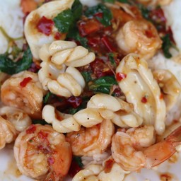 กระเพรา กุ้ง หมึก ( กับข้าว)