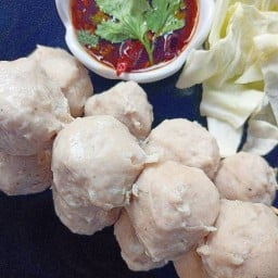 ลูกชิ้นทอด ยำ พี่อ้วนริมรั้ว