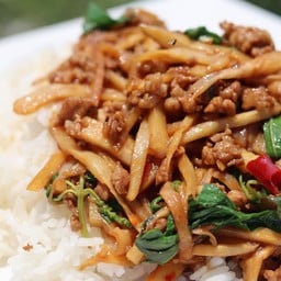 กระเพราหมูสับหน่อไม้ดอง กับข้าว