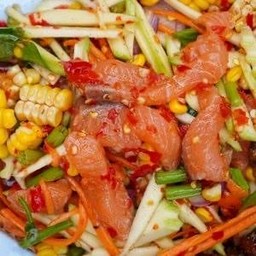 ยำแซลมอลข้าวโพด มะม่วง