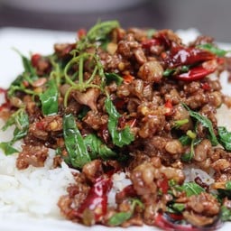 กระเพราเนื้อสับ (นรกแตก) กับข้าว