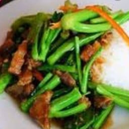 คะน้าหมูกรอบ