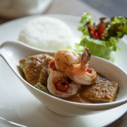 ข้าวแกงส้มกุ้งชะอมทอด