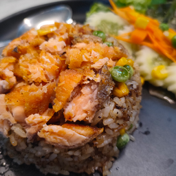 ข้าวผัดปลาแซลมอน