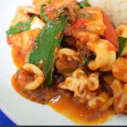 ผัดผงกระหรี่ราดข้าว