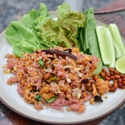ข้าวทอดยำแหนมทรงเครื่อง