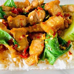 ผัดกะเพราราดข้าว