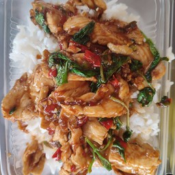 กระเพราไก่ราดข้าว