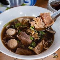 ก๋วยเตี๋ยวช.โชคชัย กวนอู&ร้านลาบอีสาน ตลาดกลางธุรกิจ จ.ตาก