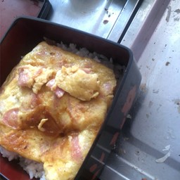 ข้าวไข่เจียว ไส้กรอกหรือปูอัด แฮม เบคอน