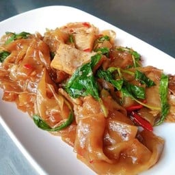เส้นใหญ่ผัดกะเพราหมู