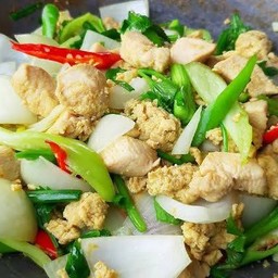 ผัดผงกระหรี่(กับข้าว)