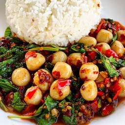 กระเพราลูกชิ้นปลากรายแท้พริกแห้งราดข้าว