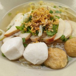 ก๋วยเตี๋ยวน้ำใสอกไก่รมควัน