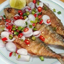 ยำปลาทูเค็มหอมมัน