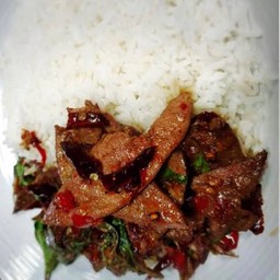 กระเพราตับพริกแห้งราดข้าว