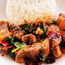 กระเพราหมูกรอบพริกแห้งราดข้าว