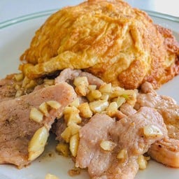 ข้าวราดหมูผัดกระเทียมพริกไทย ไข่เจียว