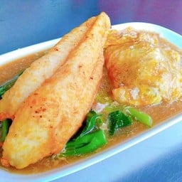 เส้นหมี่ห่อไข่ราดหน้าปลา