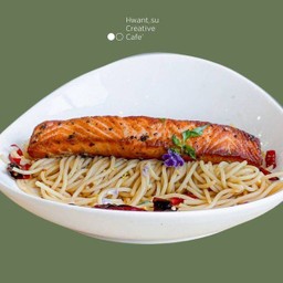 S14 Spicy Stir Fried Spaghetti With Dry Chili Salmon สปาเก็ตตี้พริกแห้งแซลมอนย่าง