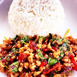 กระเพราหมูสับพริกแห้งราดข้าว