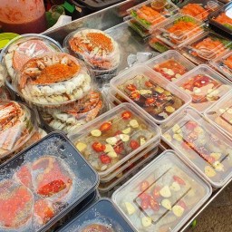 มานี่ มีย่าง (หมึกย่าง แซลมอน กุ้ง ดองซีอิ้ว หอยนางรม) ตลาดนัดถนนคนเดิน อินโดจีน