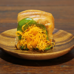 ขนมปังไส้ทะลัก ใบเตย + ฝอยทอง