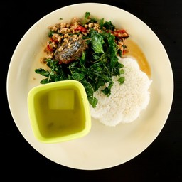 ข้าวไข่เยี่ยวม้ากระเพรากรอบ