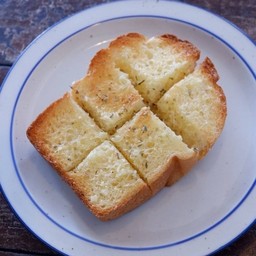 โชคุปังเนยกระเทียม ออริกาโน่