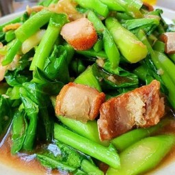 คะน้าหมูกรอบ