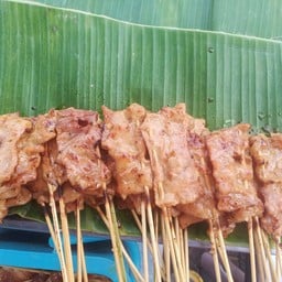 แม่วรรณหมูย่าง หน้า ร.ร สุวรรณฯ