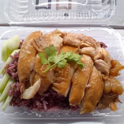 ข้าวไรซ์เบอร์รี่ ไก่ต้มน้ำปลา น้ำจิ้มซีฟู้ด