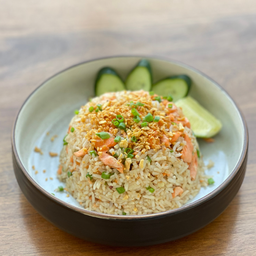 ข้าวผัดกระเทียมแซลมอน สไตล์ญี่ปุ่น