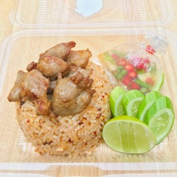 ข้าวผัดน้ำพริกตาแดงหมูทอด