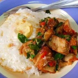 ข้าวผัดกระเพราหมูกรอบไข่ดาว